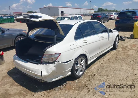 2010 Mercedes-Benz C 300 Luxury/Sport z USA, uszkodzony, nr VIN WDDGF5EB3AR089831